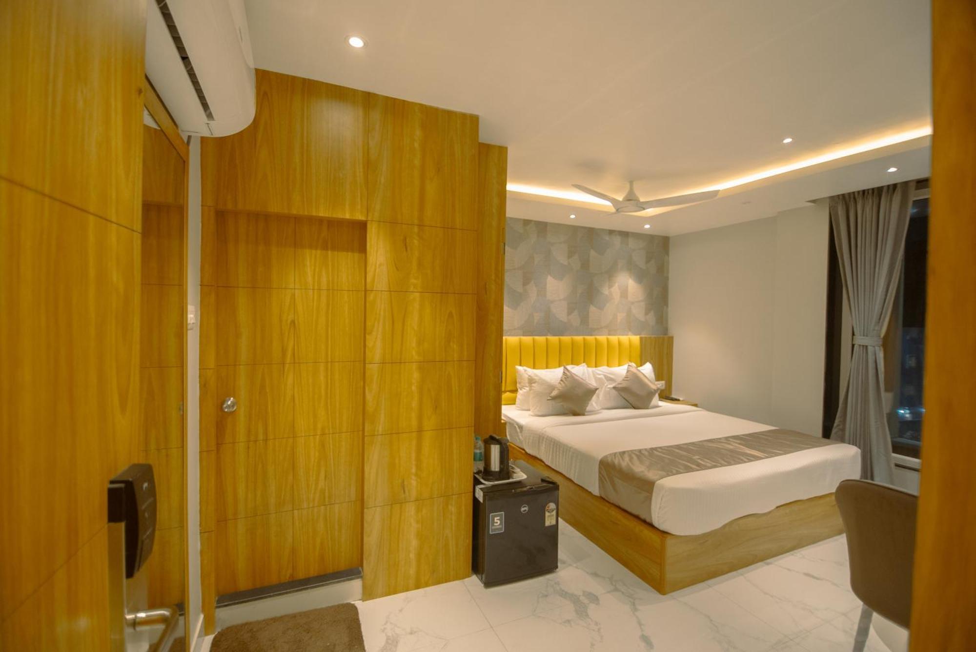Hotel Dc Star Колката Екстериор снимка