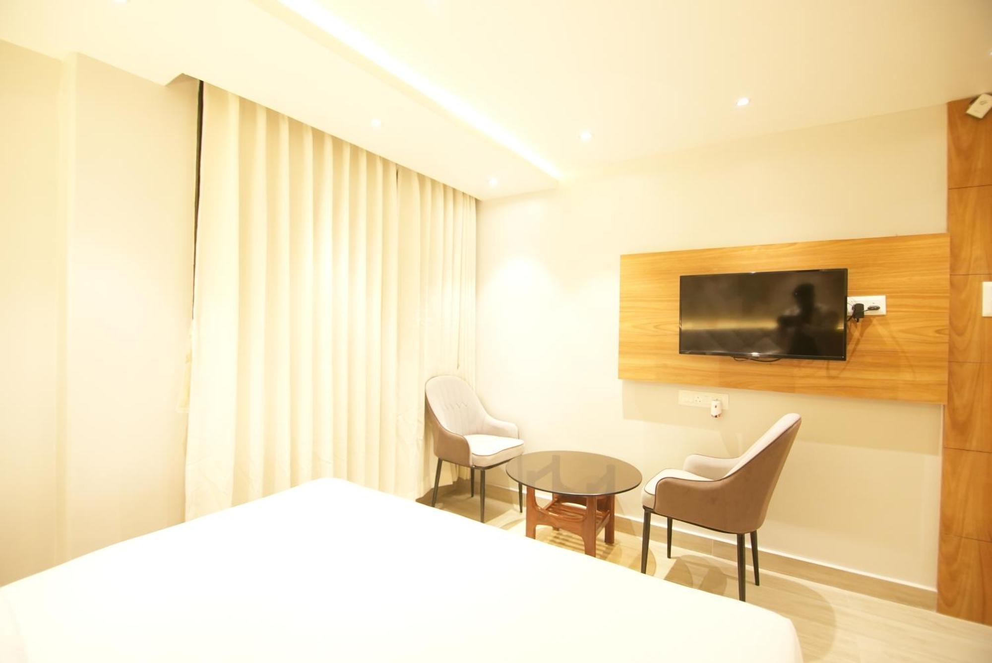 Hotel Dc Star Колката Екстериор снимка