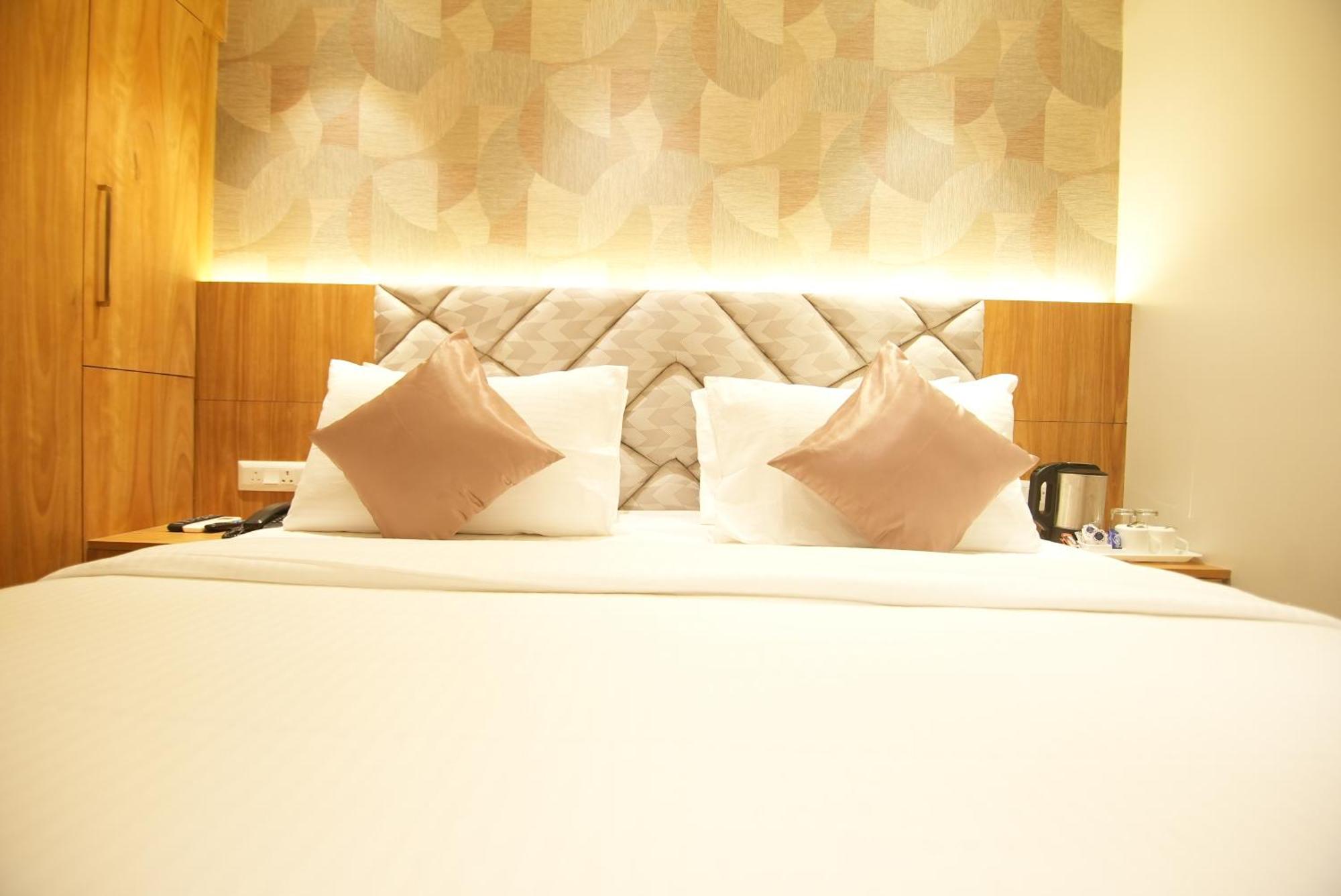Hotel Dc Star Колката Екстериор снимка