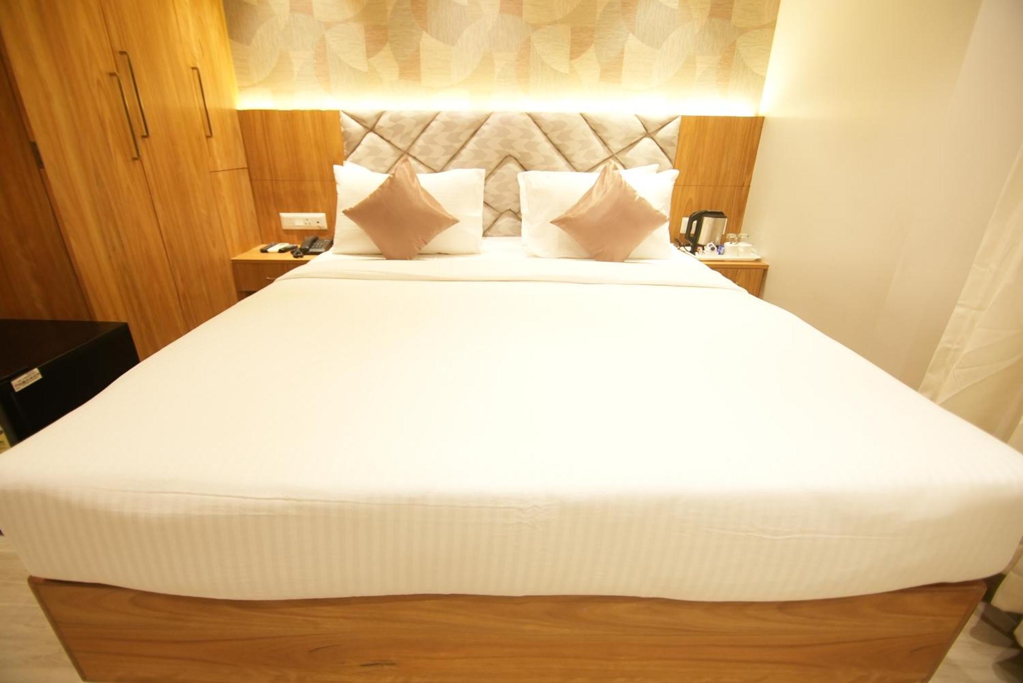 Hotel Dc Star Колката Екстериор снимка