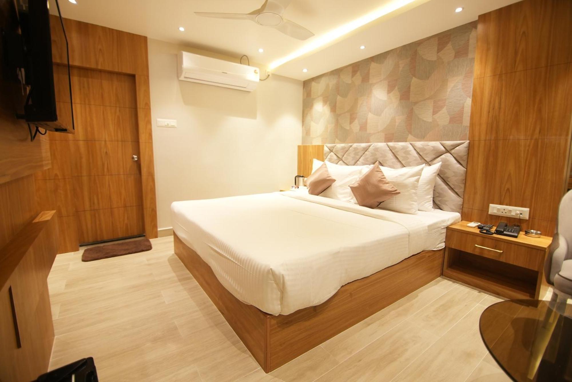 Hotel Dc Star Колката Екстериор снимка